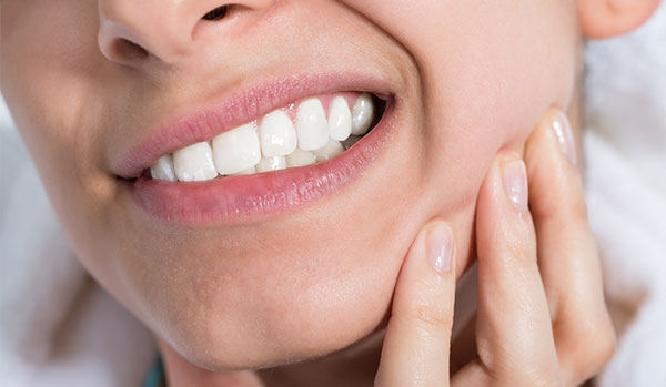Co powoduje nadwrażliwość zębów?